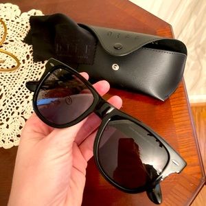 New in box DIFF Eyewear Kota Sunglasses wayfarer